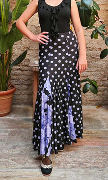 Jupe flamenco noire à pois mauves et godets à imprimé floral mauve avec beaucoup d'évasement