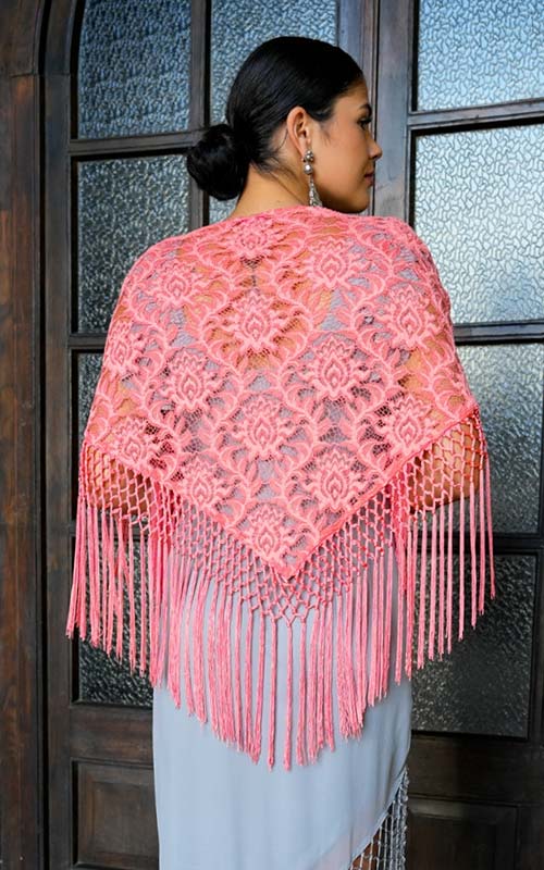 Mantón Saeta de encaje color salmón con bordados y flecos al tono