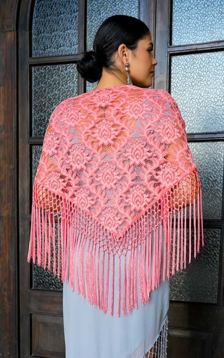 Mantón Saeta de encaje color salmón con bordados y flecos al tono