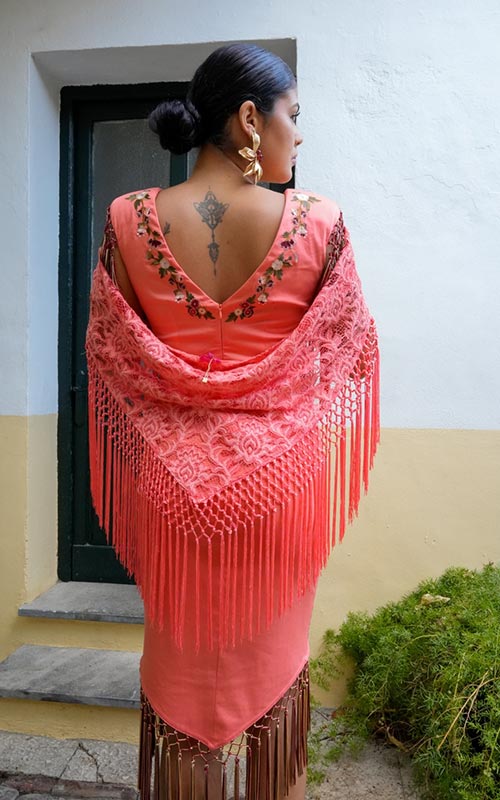 Mantón Saeta de encaje color salmón con bordados y flecos al tono