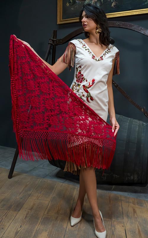 Mantón Saeta de encaje burdeos con bordados y flecos al tono