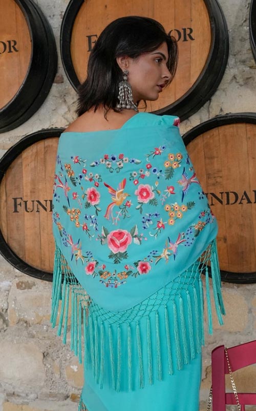 Mantón Dalia verde agua bordados de flores sutil de colores y con flecos al tono