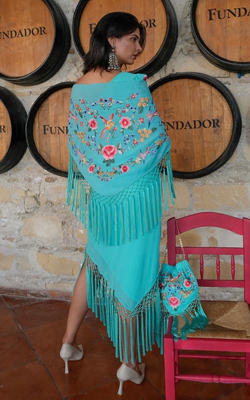 Mantón Dalia verde agua bordados de flores sutil de colores y con flecos al tono