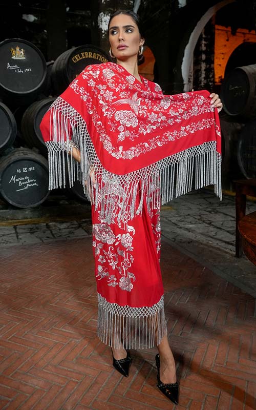 Mantón rojo con bordados de flores de color beige metalizado y con flecos al tono