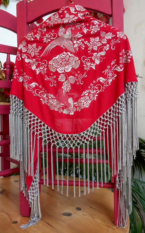 Mantón rojo con bordados de flores de color beige metalizado y con flecos al tono
