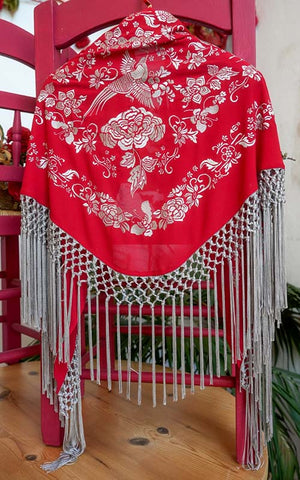 Mantón rojo con bordados de flores de color beige metalizado y con flecos al tono