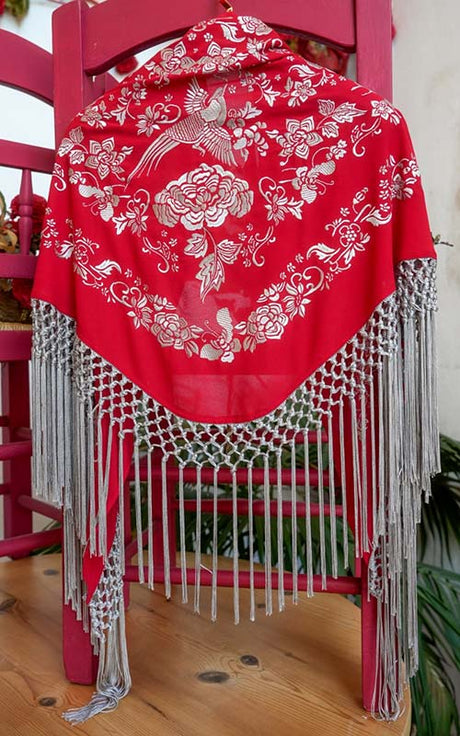 Mantón rojo con bordados de flores de color beige metalizado y con flecos al tono