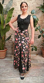 Falda flamenco con estampado de flores rosas y godets negros con mucho vuelo