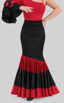 Falda flamenco negra con volante diagonal de flecos rojo y volante rojo en el bajo