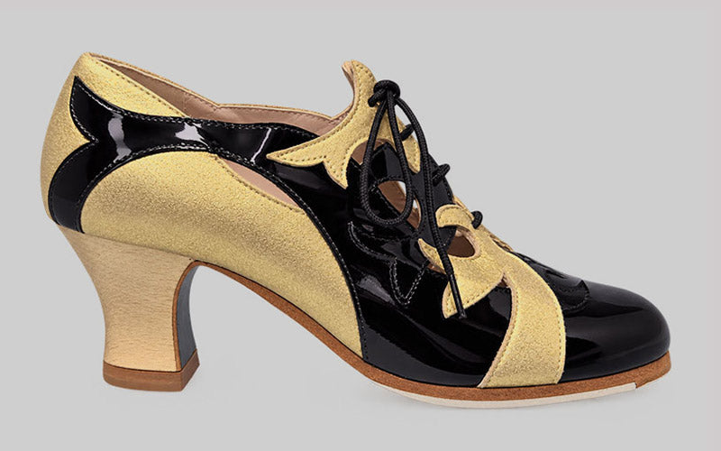 Zapato de baile flamenco profesional combinado en charol negro y piel oro con cordones