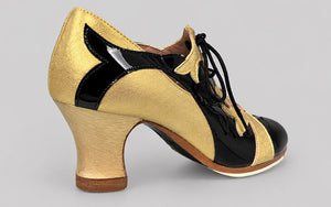 Zapato de baile flamenco profesional combinado en charol negro y piel oro con cordones
