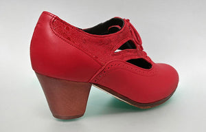 Zapato de baile flamenco profesional piel rojo con detalle calado y cordones