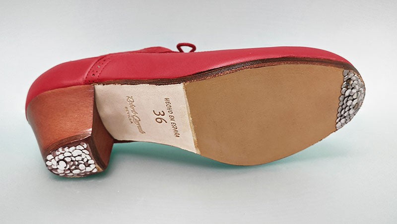 Zapato de baile flamenco profesional piel rojo con detalle calado y cordones
