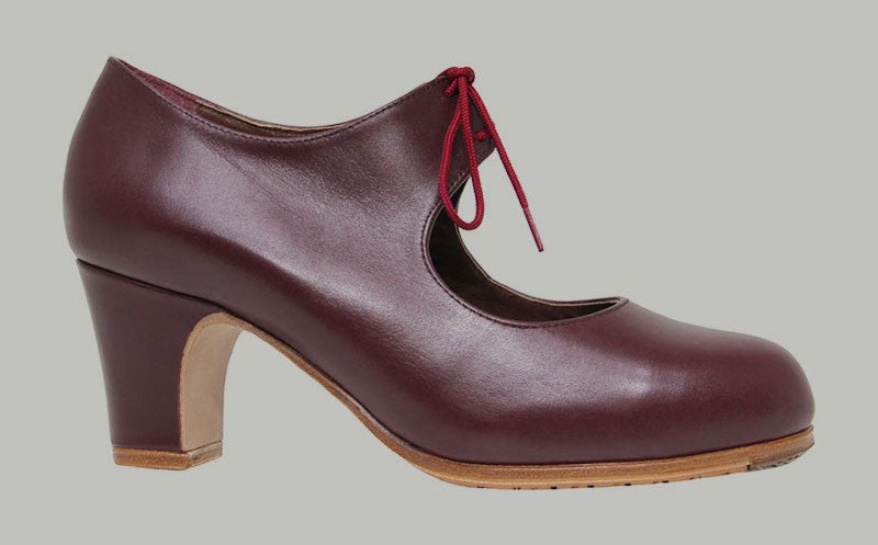 Professional flamenco dance shoe in burgundy leather