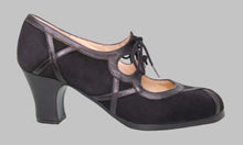Professional flamenco dance shoe combining suede and leather