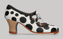 Zapato de baile flamenco profesional con cordones blanco y lunares negro