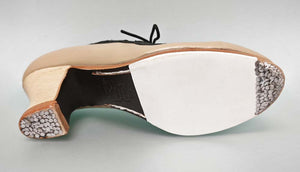 Chaussure de danse flamenco professionnelle combinée en cuir beige et ornements en cuir noir