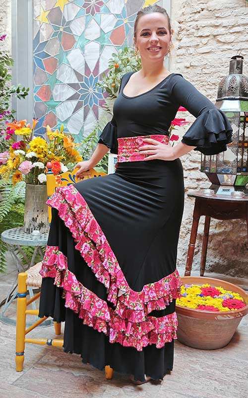 Falda Flamenco Negra con Volantes y Fajín Estampado de Flores
