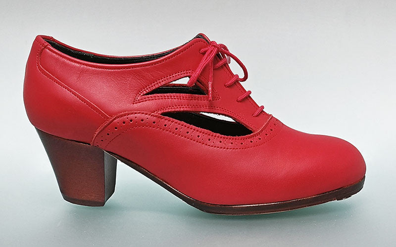 Zapato de baile flamenco profesional piel rojo con detalle calado y cordones