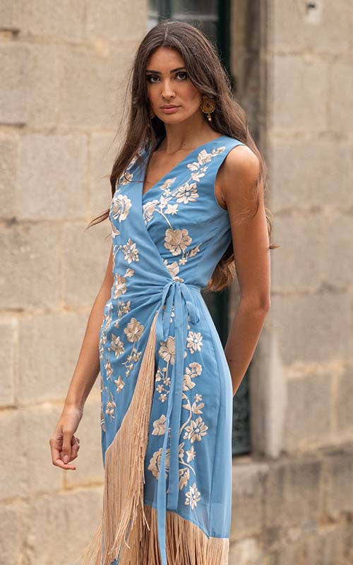 Robe bleu ciel Espagne avec broderies et franges beiges