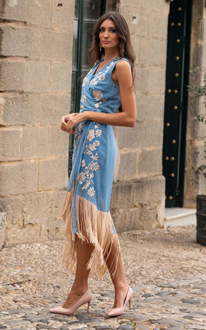 Robe bleu ciel Espagne avec broderies et franges beiges