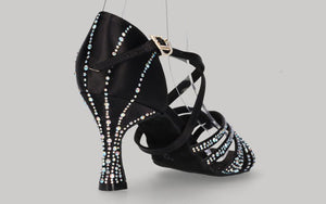 Chaussure de danse de salon noire avec plusieurs strass en cristal sur la tige et le talon