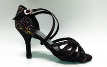 Chaussure de danse de salon combinée noire et pailletée.