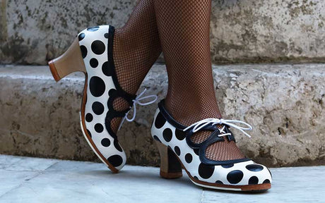 Zapato De Baile Flamenco Profesional con Cordones Blanco y Lunares Negro